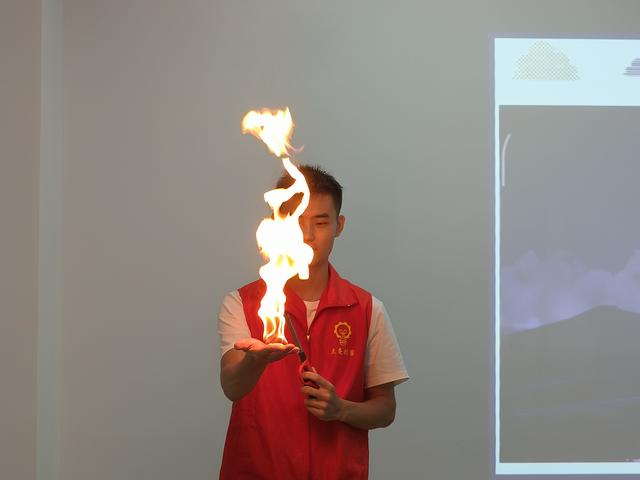 “掌上点火”引爆科学热情！博罗县公益课堂带青少年探索化学奥秘