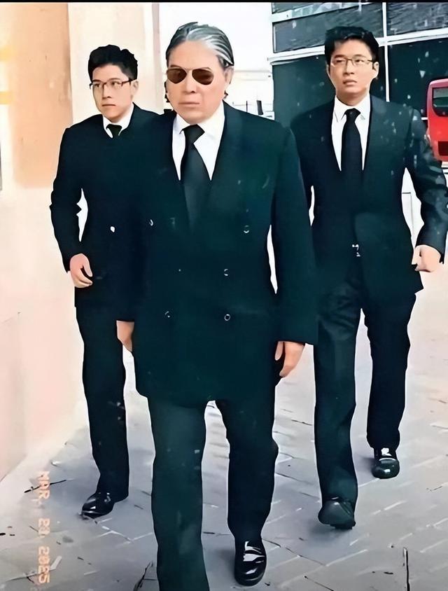 阅兵临近，霍家三父子一张北京合照暴露真实处境，目的果然不一般