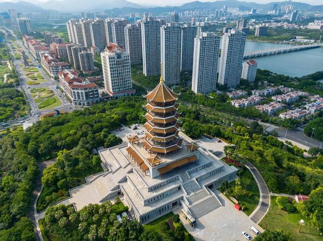 厦门集美市民公园，城市中的绿洲，园中集美塔总建筑高度79.5米