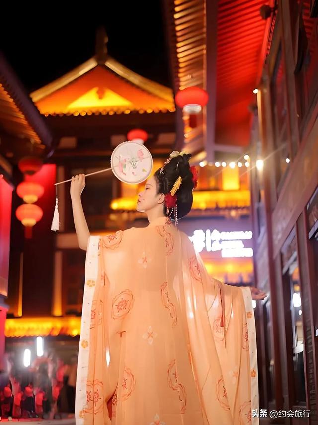 凤凰古城一大爷怒砸反光板：当景区旅拍占了风景，究竟谁来管？