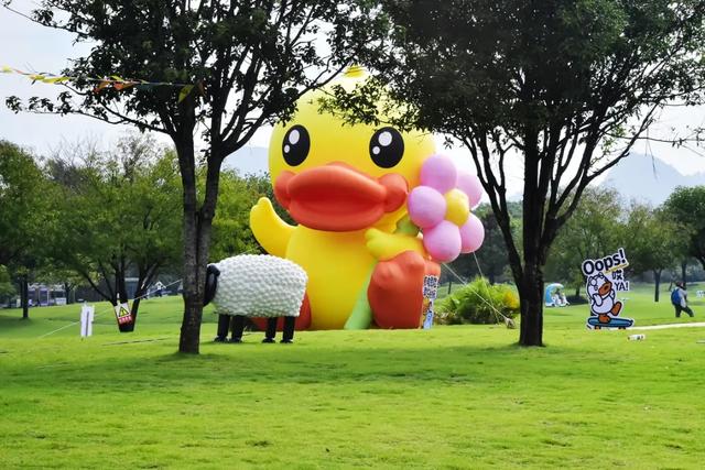 桂林:小黄鸭飞进桂海晴岚!