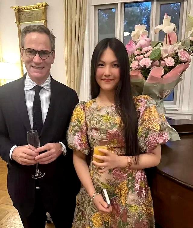 王诗龄大半夜晒北京小院，穿旗袍拍照面无表情，上演“中式恐怖”