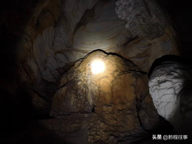 偏远乡野中寻找一个古寺遗址，探险一个深邃溶洞