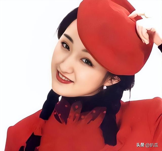 善恶终有报，54岁不婚不育的杨钰莹，原来早已经上了另一条道路