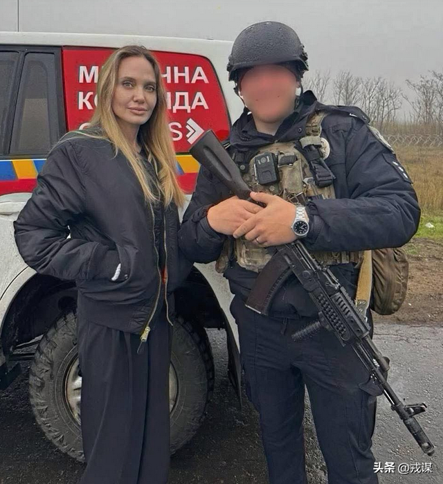 好莱坞女星朱莉闯乌克兰前线：无人机“追着飞”，防护服都扛不住