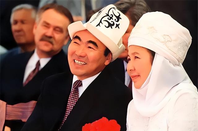 140多年前是中国领土，如今成中国邻国，是世界贪腐最严重国家