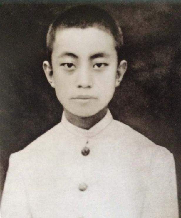 华国锋夫人韩芝俊有多美？1961年在长沙的全家福，30岁她端庄贤惠