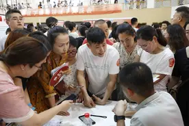 “因地制宜”特色办学 60余所高中与学子“零距离”图片