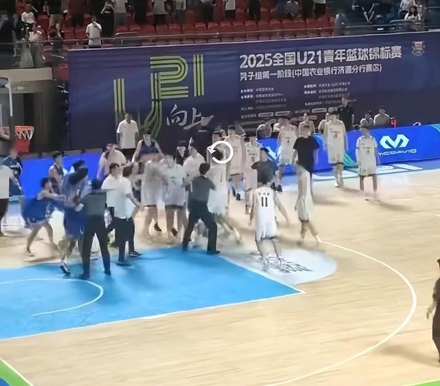 中国篮球激烈冲突，两队群殴，鞠维松难劝解