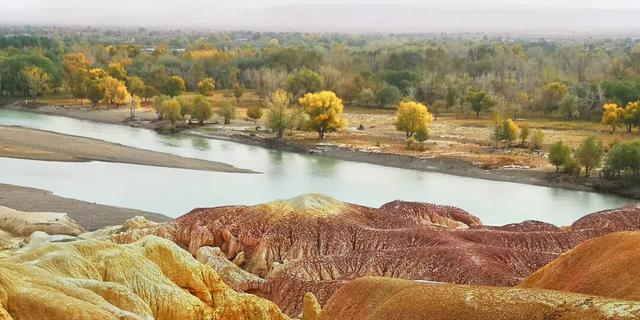 上帝调色盘 新疆“五彩滩”