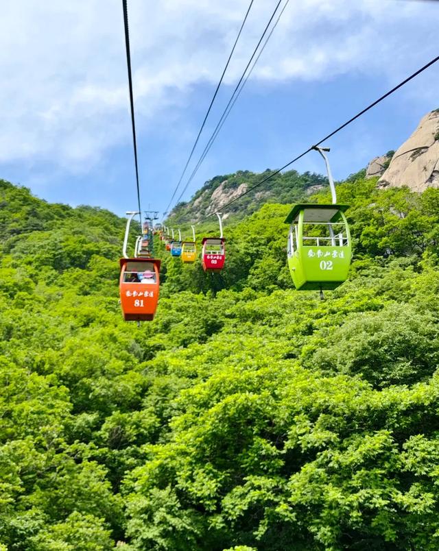 辽宁丹东凤城市凤凰山，这有老牛背和夹扁石，以险峻著称