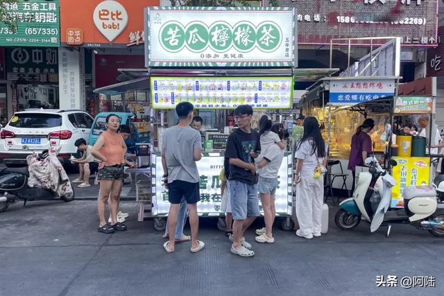 每当夜幕降临,一半天台人好像都在新城广场,这里的夜市太热闹了