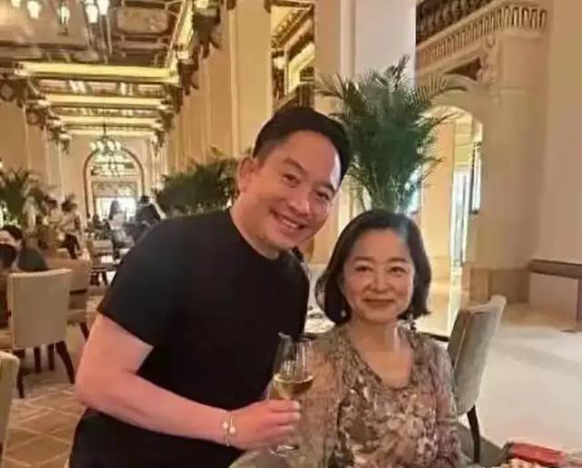 年轻时倾国倾城，美得不可方物！晚年自然老去，你还认得出？