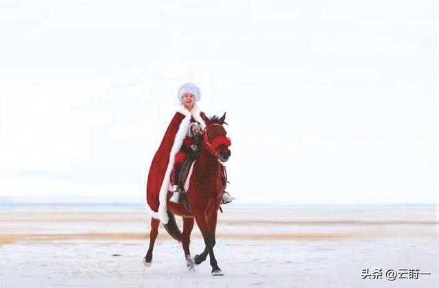 47岁贺娇龙去世！抢救过程被曝，此前疑早有征兆，将葬在父亲身旁