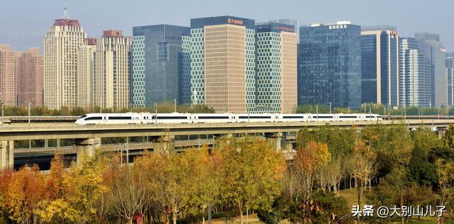 层林尽染秋景如画