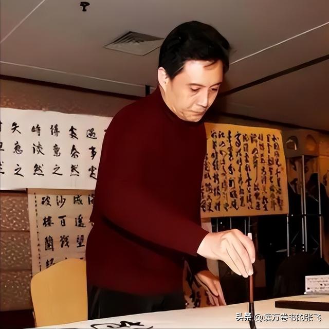 他被谢霆锋打成重伤，发妻6次流产绝情离开，如今街头卖卤肉为生