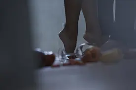 女人不让男人碰，不仅仅是一个动作的拒绝—揭秘背后的心理学原理图片