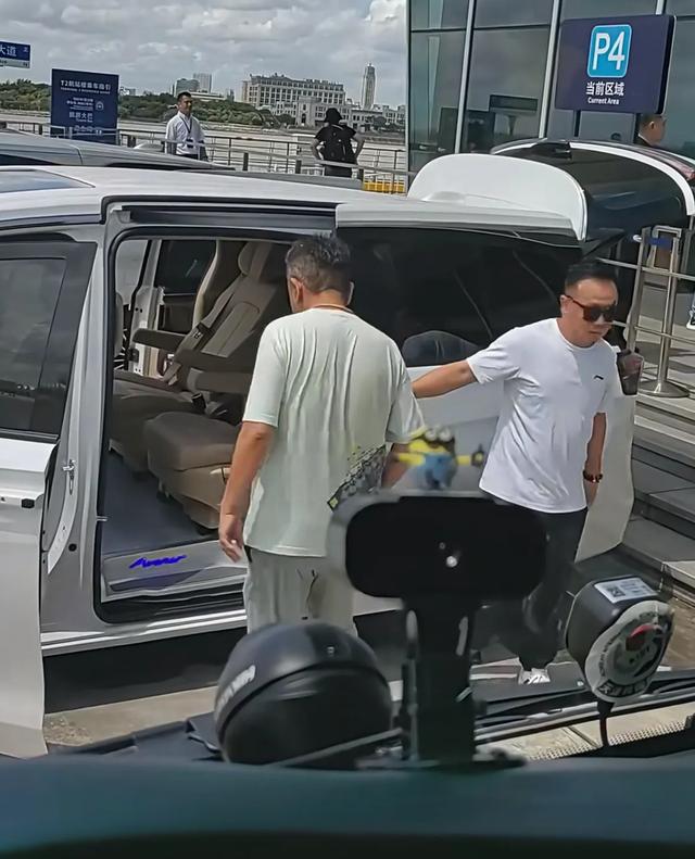 郭德纲一家现身机场，王惠郭汾阳胖的走路都费劲，郭德纲竟然最瘦