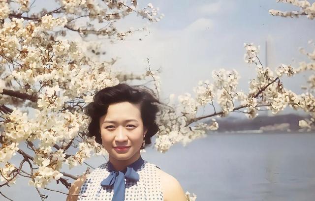 18年，杨振宁儿女从美国来看望父亲与翁帆，一家人在三峡其乐融融
