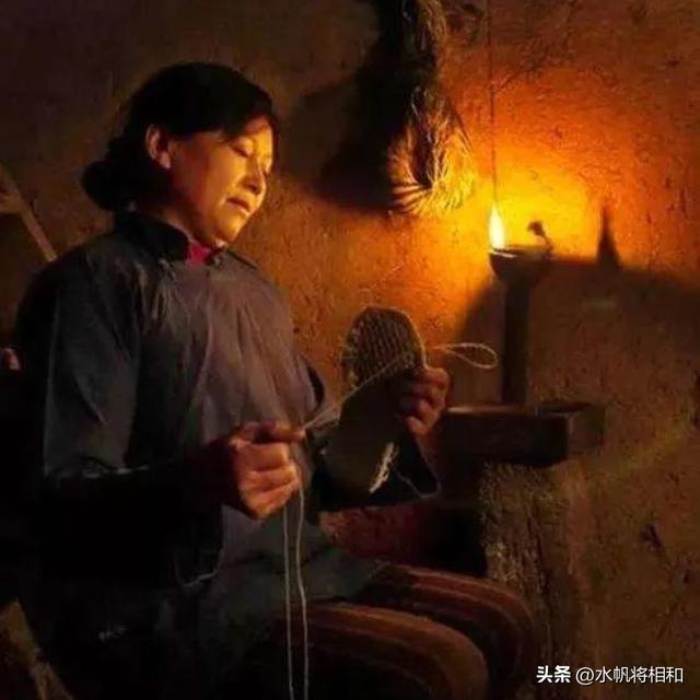 七八十年代之前，每到冬天，老家农村家家户户都要忙着糊“袼子”