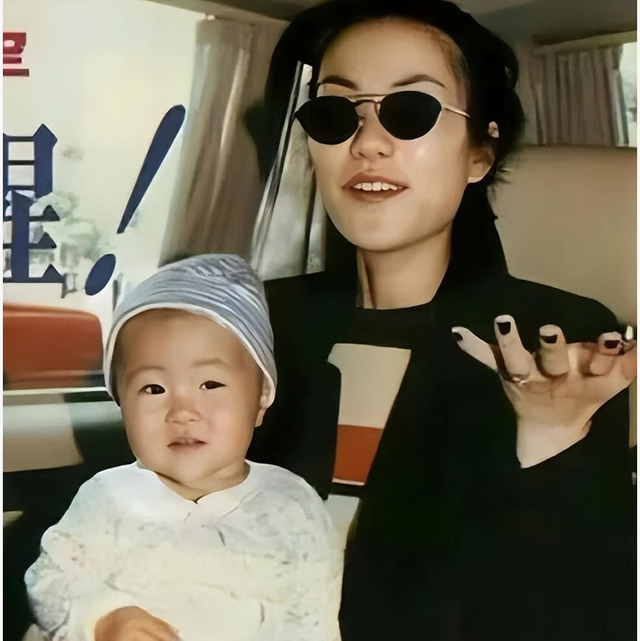 谢霆锋没想到，已备好寿衣和遗照的张柏芝，揭开了王菲仅剩的体面