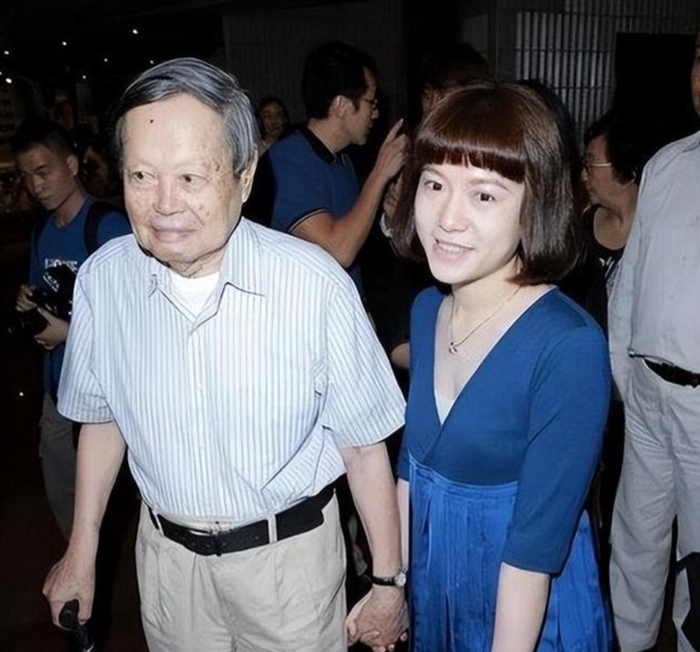 杨振宁去世，全网沉痛悼念！49岁翁帆无儿无女，她何去何从？