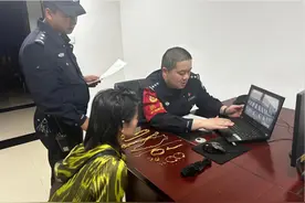 女子坐火车，如厕时将丝袜里130g黄金跌落轨道，吃瓜网友让人笑喷图片