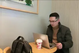 裸辞后，44岁的“裴勇俊”在星巴克假装上班图片