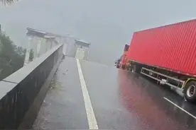 贵州一高架大桥垮塌，货车司机：“命太大了！”图片