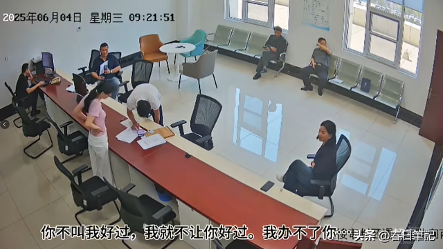 辱骂法官事件新后续！现场监控曝光，更多细节被扒，网友直呼活该