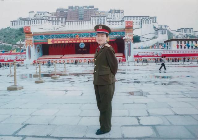 老兵军嫂游柳江：曾家园里看古树，烟雨河畔话当年