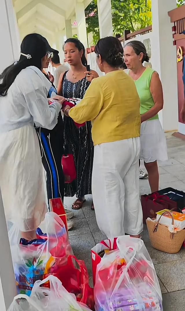 比利时女孩黄楼认亲结束，和养父母去北京旅游，离别前生母后悔了