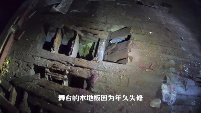 重庆巴南废弃了20多年的电影院，里面还遗留了大量上世纪的老物件