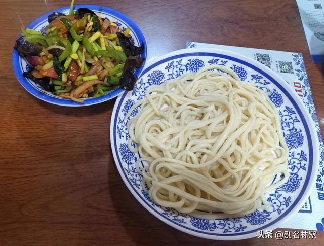 离开敦煌要去哈密了，分享一下坐火车如何去哈密，吃到哪些美食