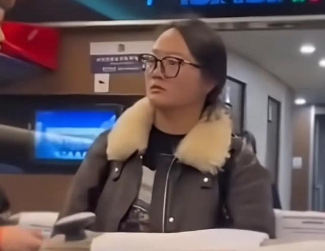 后续女子高铁堵道：知情人透原因，女子正脸被扒黑皮胖脸，已社死