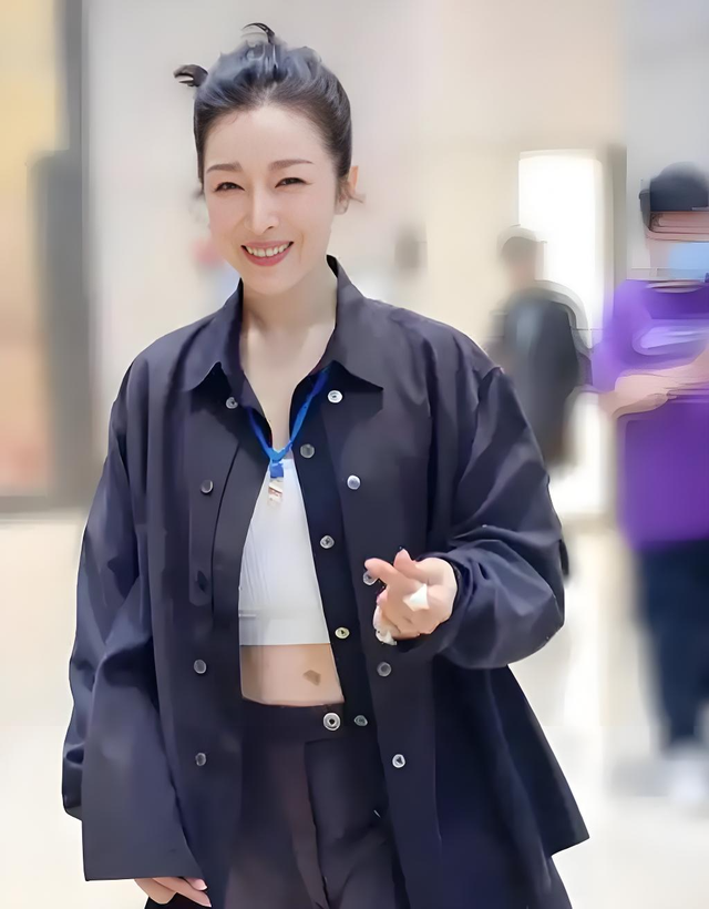 孙悦穿紧身衣外面穿个铠甲硬勒出腰线大腿累的赘肉堆积太难看了