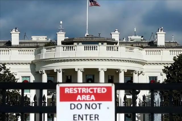 美波音货机坠毁，现场浓烟滚滚；美政府关门35天酿成了航空悲剧？