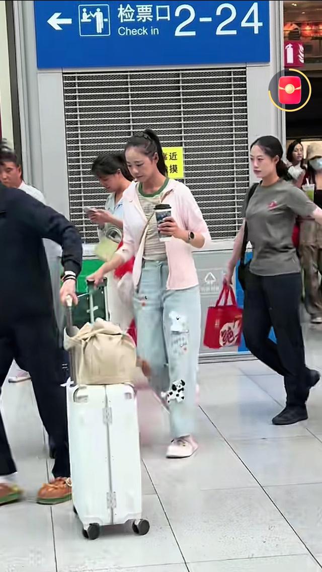 车站遇见参加完九三阅兵的女民兵，脱下迷彩服换上便装，个高时尚