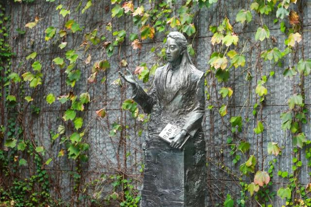 一条穿越黑暗，抵达光明的铭记之路！