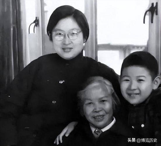 1966年，李讷来北航探望姐姐，李敏单刀直入问：你来找我什么事？