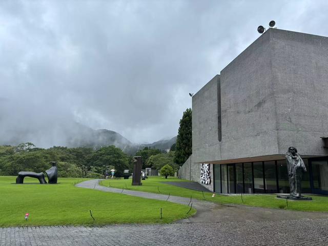 雨中游雕刻之森美术馆
