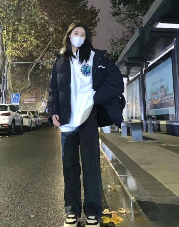 建议女人：羽绒服最好选这3种高级色，时髦洋气，适合25~40岁借鉴