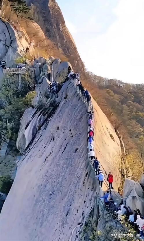 男子凤凰山坠崖续：实拍老牛背，山高路险落差700m，最窄只能独行