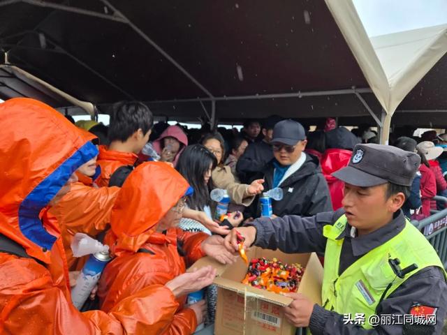 玉龙雪山800名“红马甲”暖心服务，让雪山之旅更浪漫