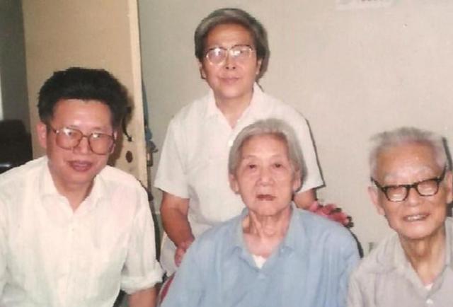 邓颖超晚年透露，周总理在上海还有一任“妻子”，不让她穿高跟鞋