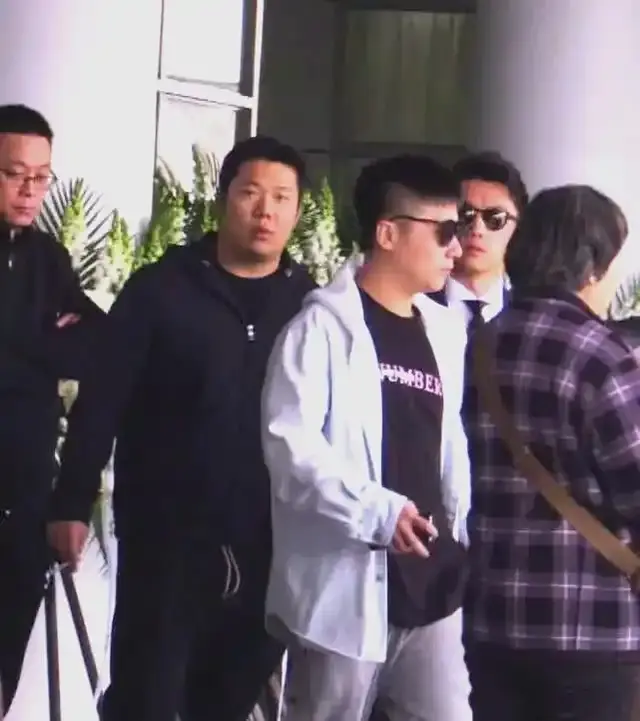 葬礼结束后，唐嫣放缓脚步等罗晋一起就餐，胳膊上还戴着孝