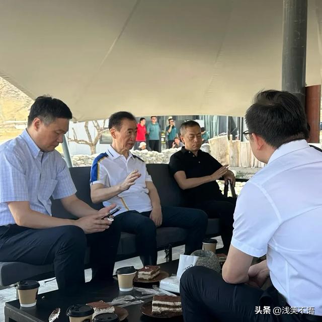 王健林新疆现身，瘦得不成样子，年过七十依旧拼命工作！