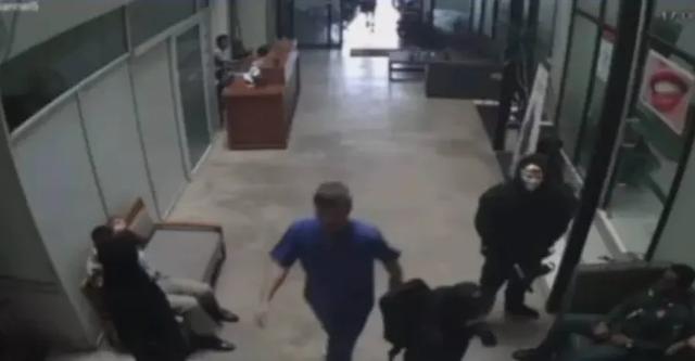 抖音热搜“东南亚第一深情”？越南大嫂为救男友带枪劫法场？