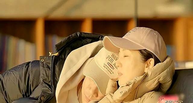 董璇与新婚老公聊天，位置摆低，介意过往	，网友眼里的她却很优秀