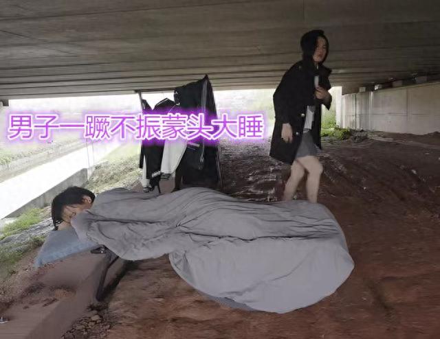 男子生意失败住桥洞，貌美助理却对他不离不弃：商场失意情场得意